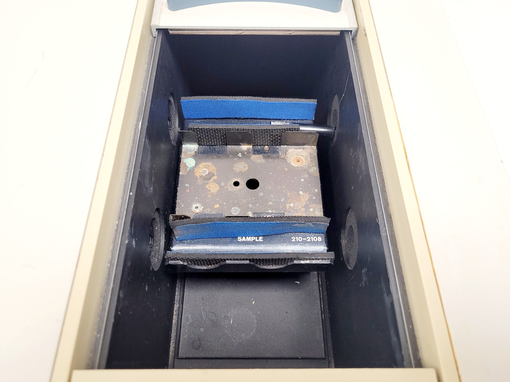 Image of Hitachi U-2800 UV/VIS Spectrophotometer Lab