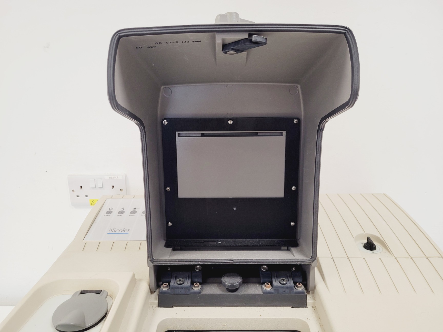 Image of Nicolet Nexus FT-IR Spectrometer w/ PC & Omnic Version 5.2a Software Lab