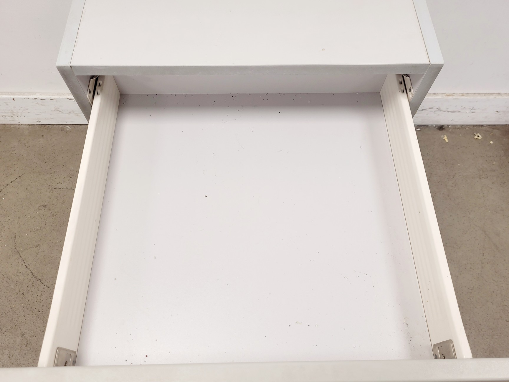 Image of Job lot of 6 x 4-Drawer Underbench Chests of Drawers Lab