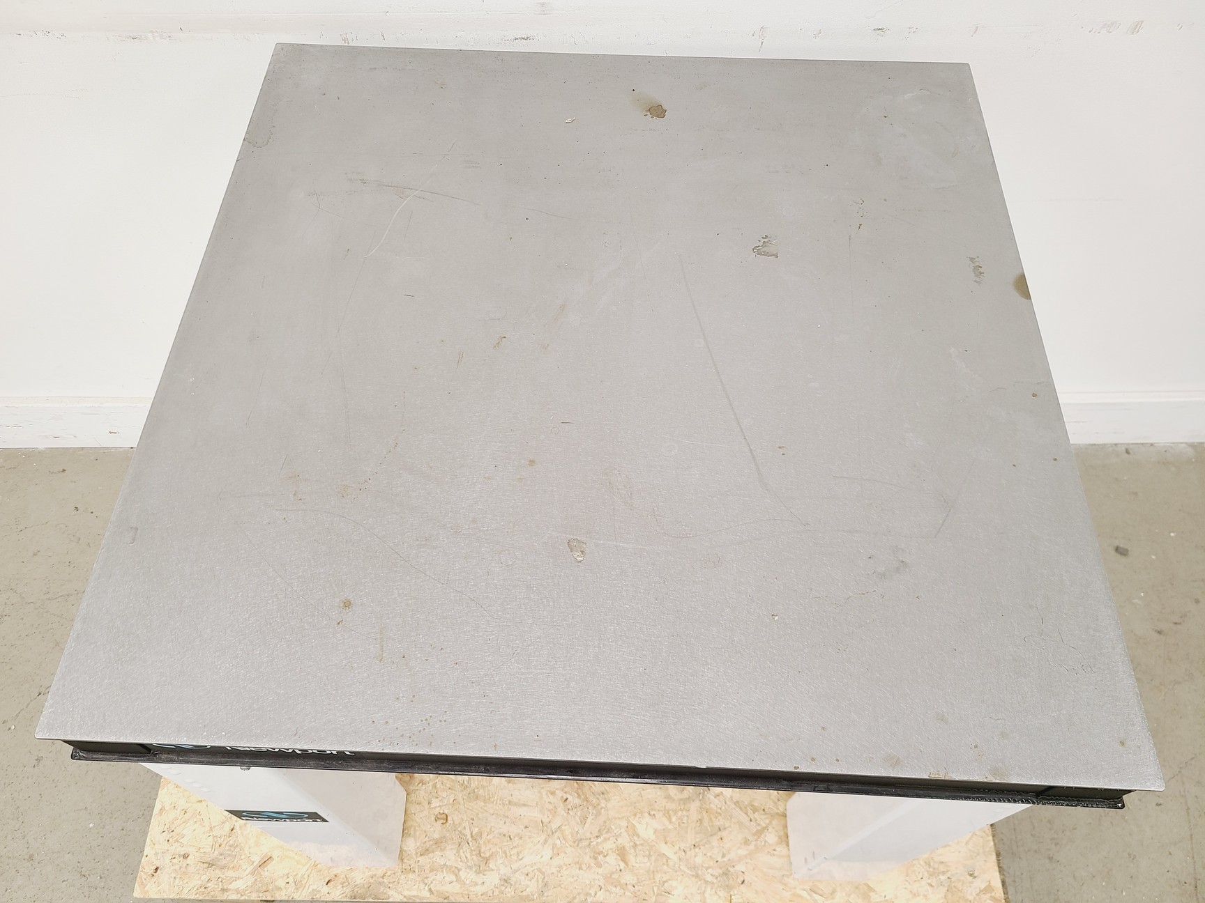 Image of Newport VH3030-OPT Anti-Vibration Table 75x75x76cm