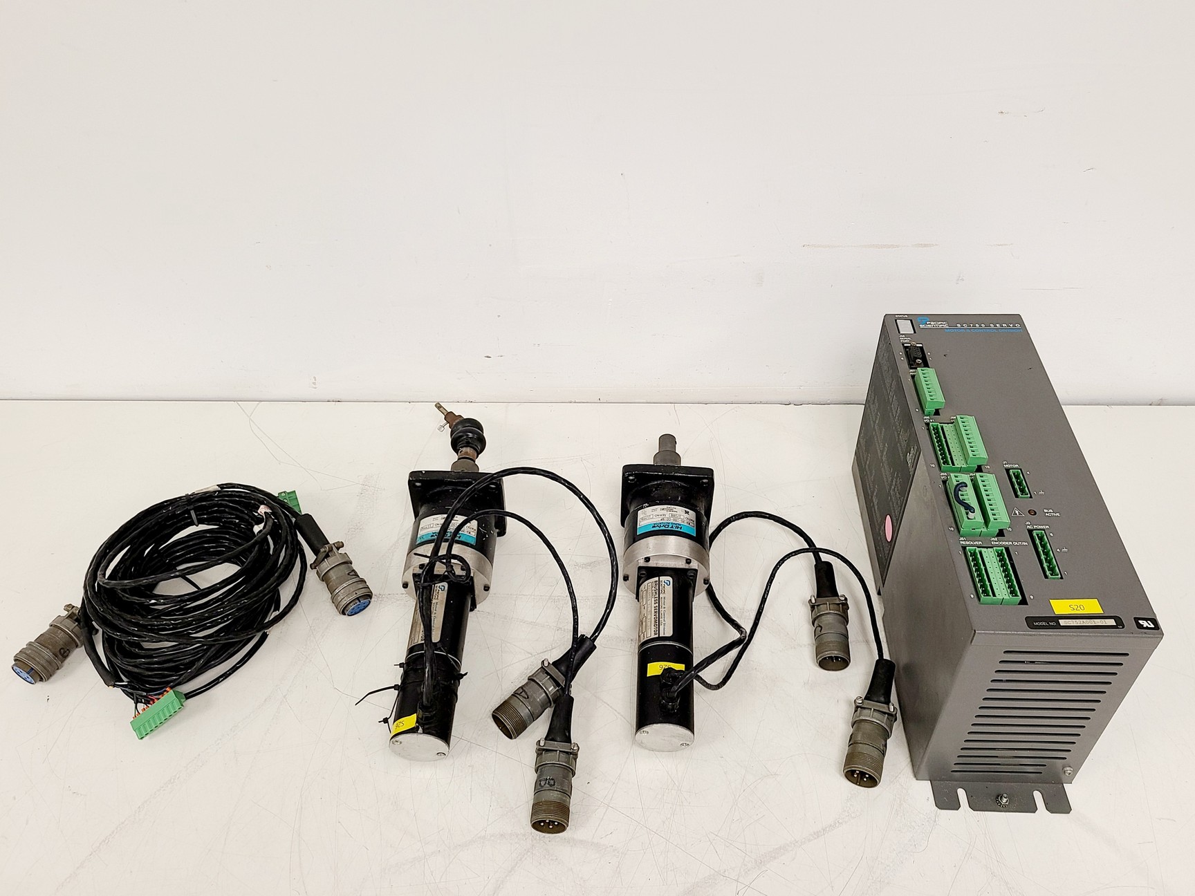 Image of Pacific Scientific SC750 Servo Drive w/ 2 x R21GMNA Brushless Servomotor