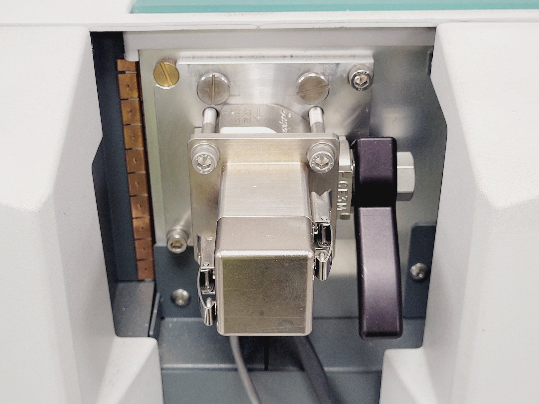 Image of Bruker 300-MS SQ Mass Spectrometer Lab
