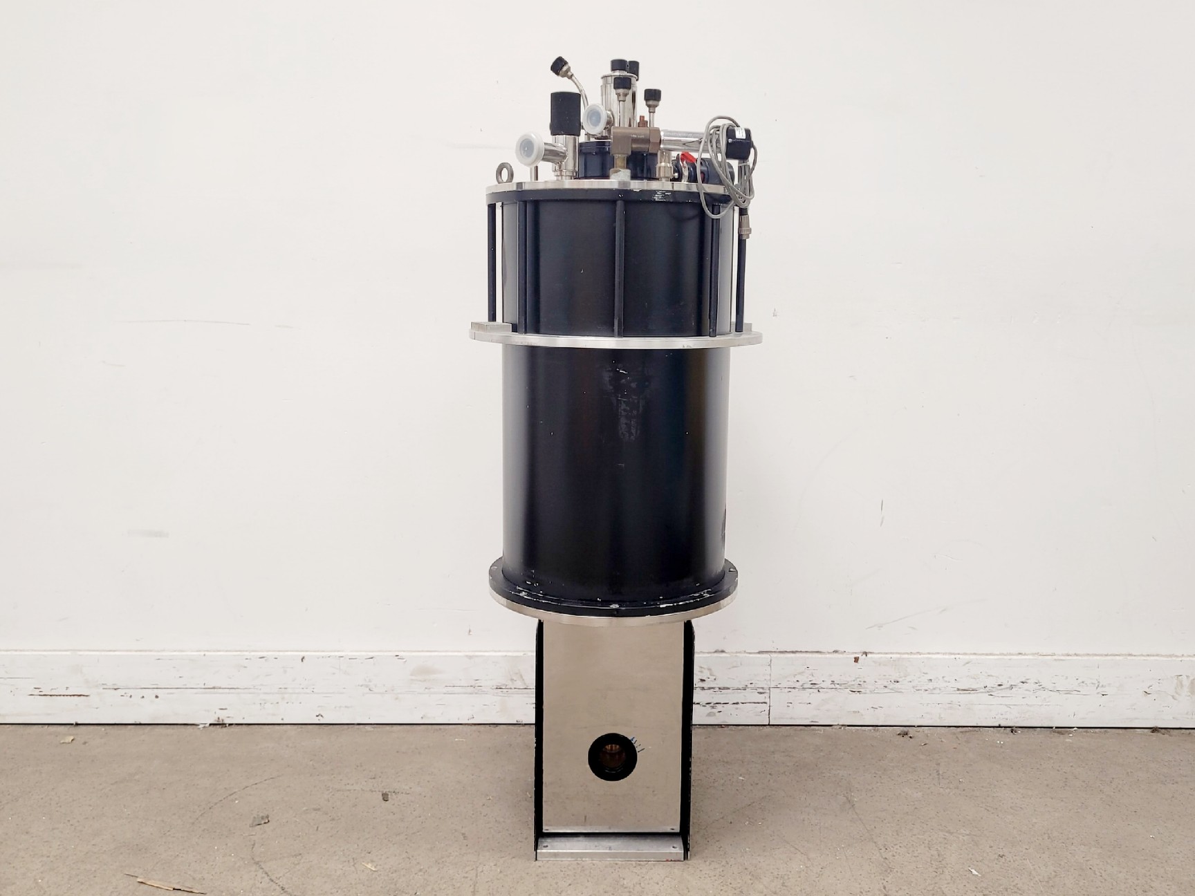 Image of Oxford Instruments C28232 Superconducting Magnet System w/ Helium Gauge & Cables