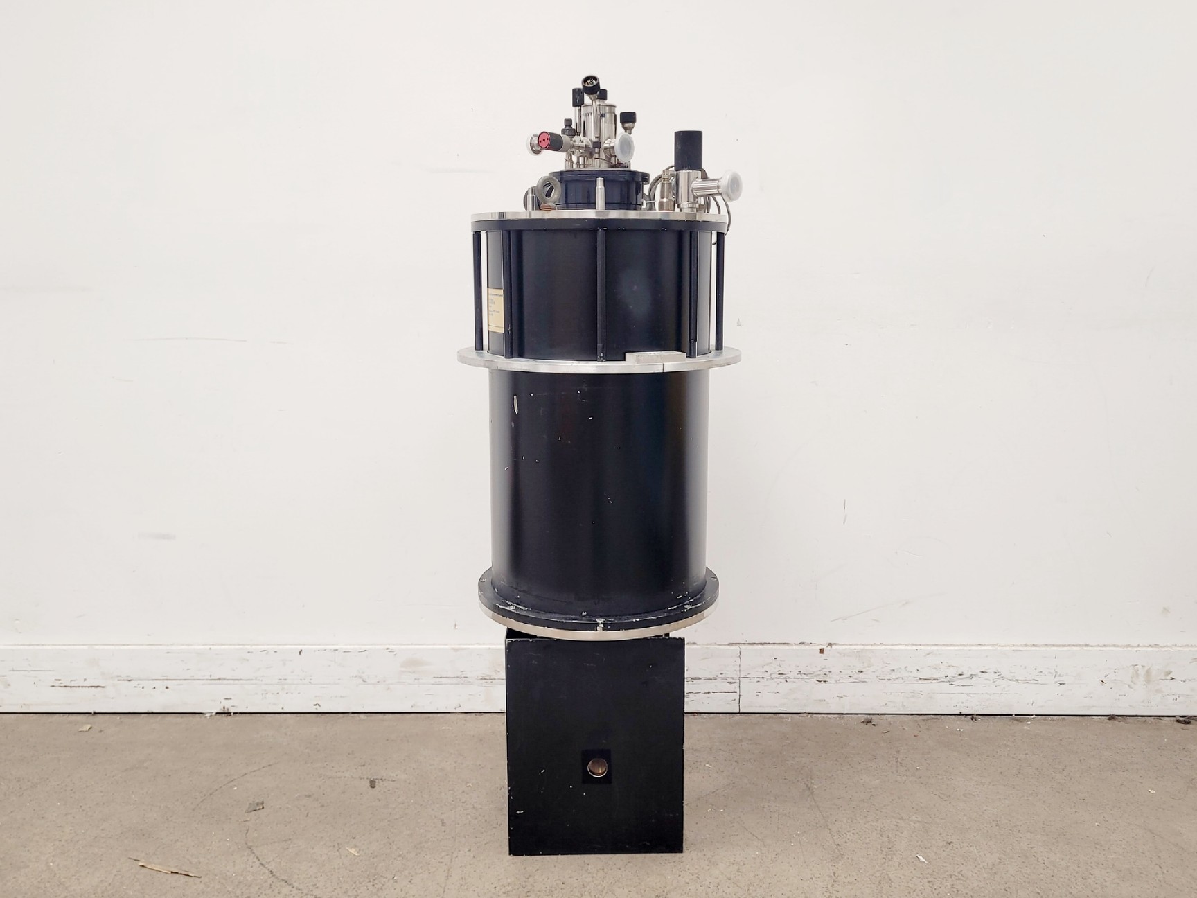 Image of Oxford Instruments C28232 Superconducting Magnet System w/ Helium Gauge & Cables