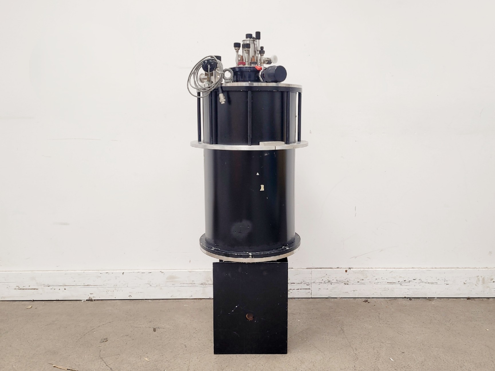 Image of Oxford Instruments C28232 Superconducting Magnet System w/ Helium Gauge & Cables