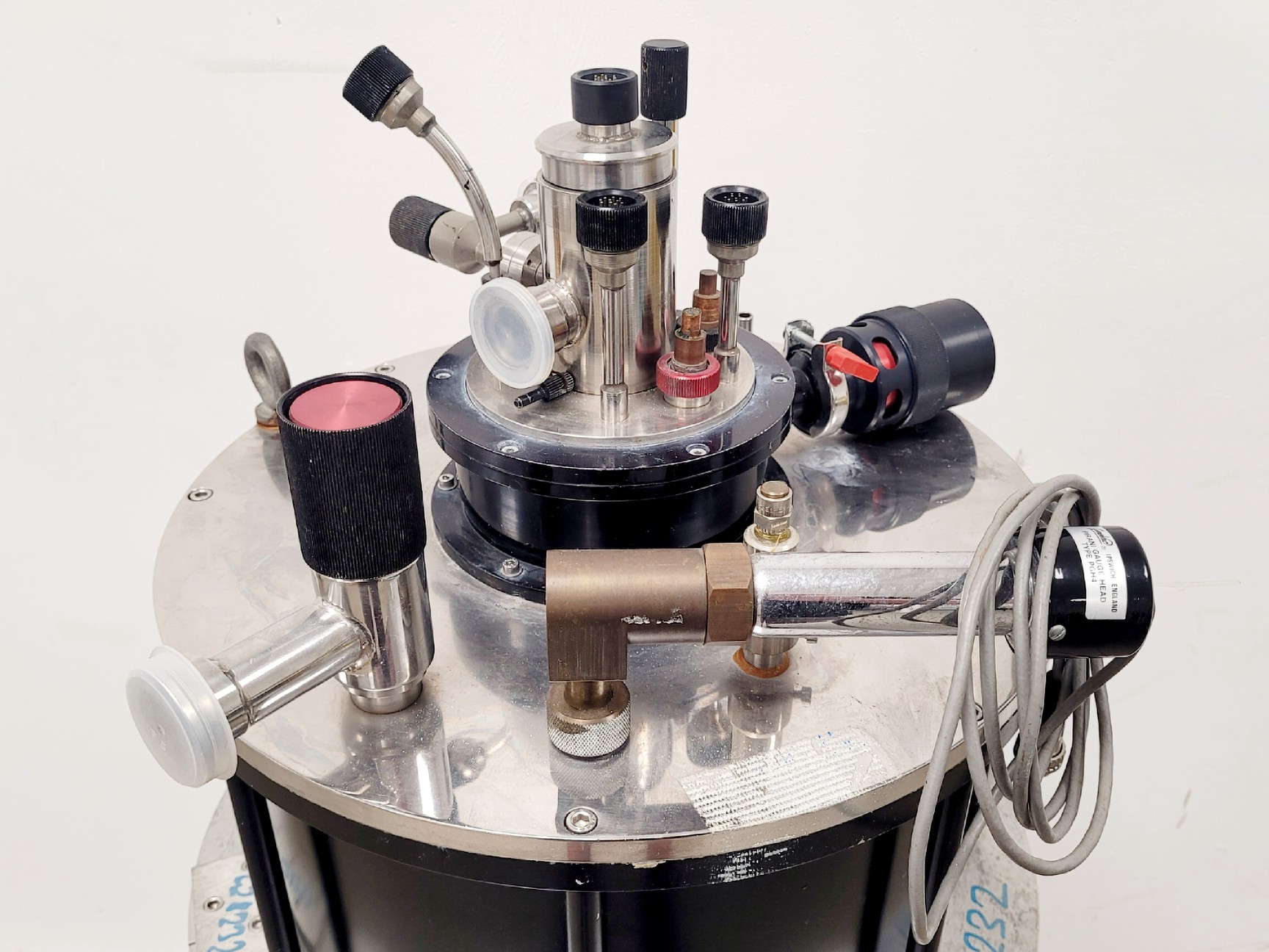 Image of Oxford Instruments C28232 Superconducting Magnet System w/ Helium Gauge & Cables