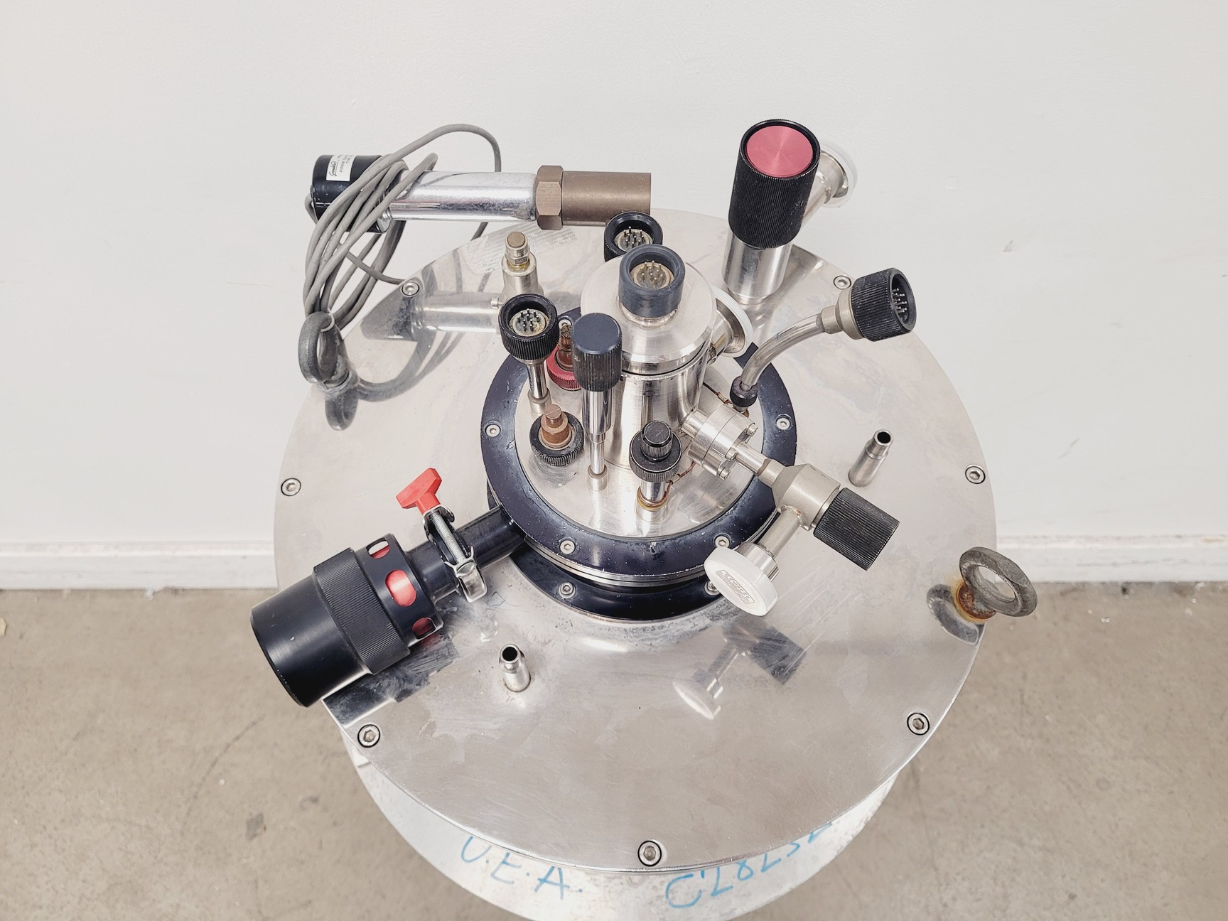 Image of Oxford Instruments C28232 Superconducting Magnet System w/ Helium Gauge & Cables