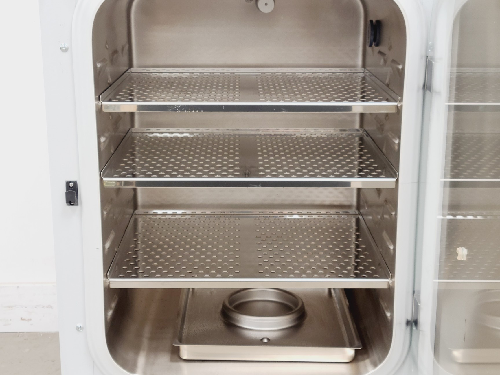 Image of Binder CB 220 CO2 Floorstanding Laboratory Incubator 