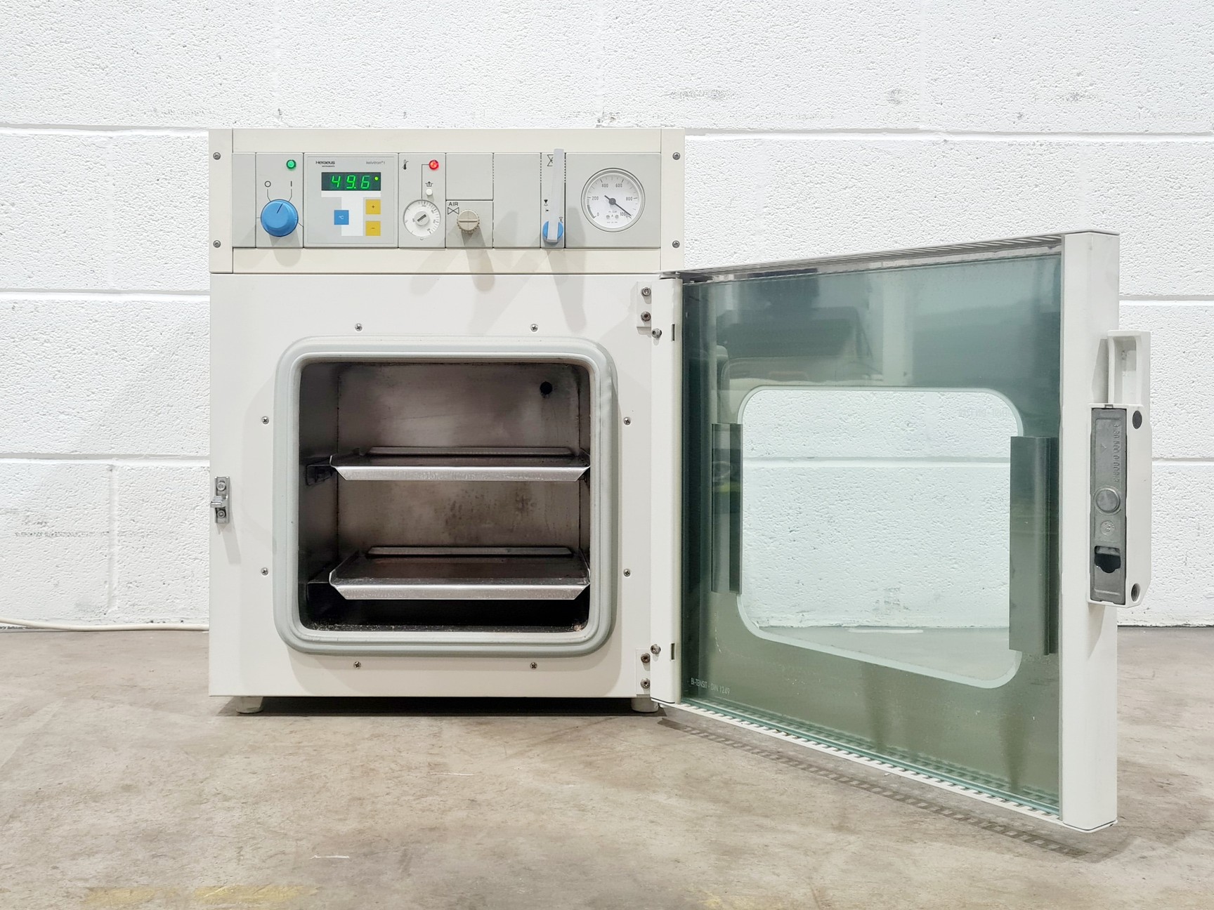 Image of  Heraeus Instruments Vacuum Oven Vacutherm VT6025 200°C Lab