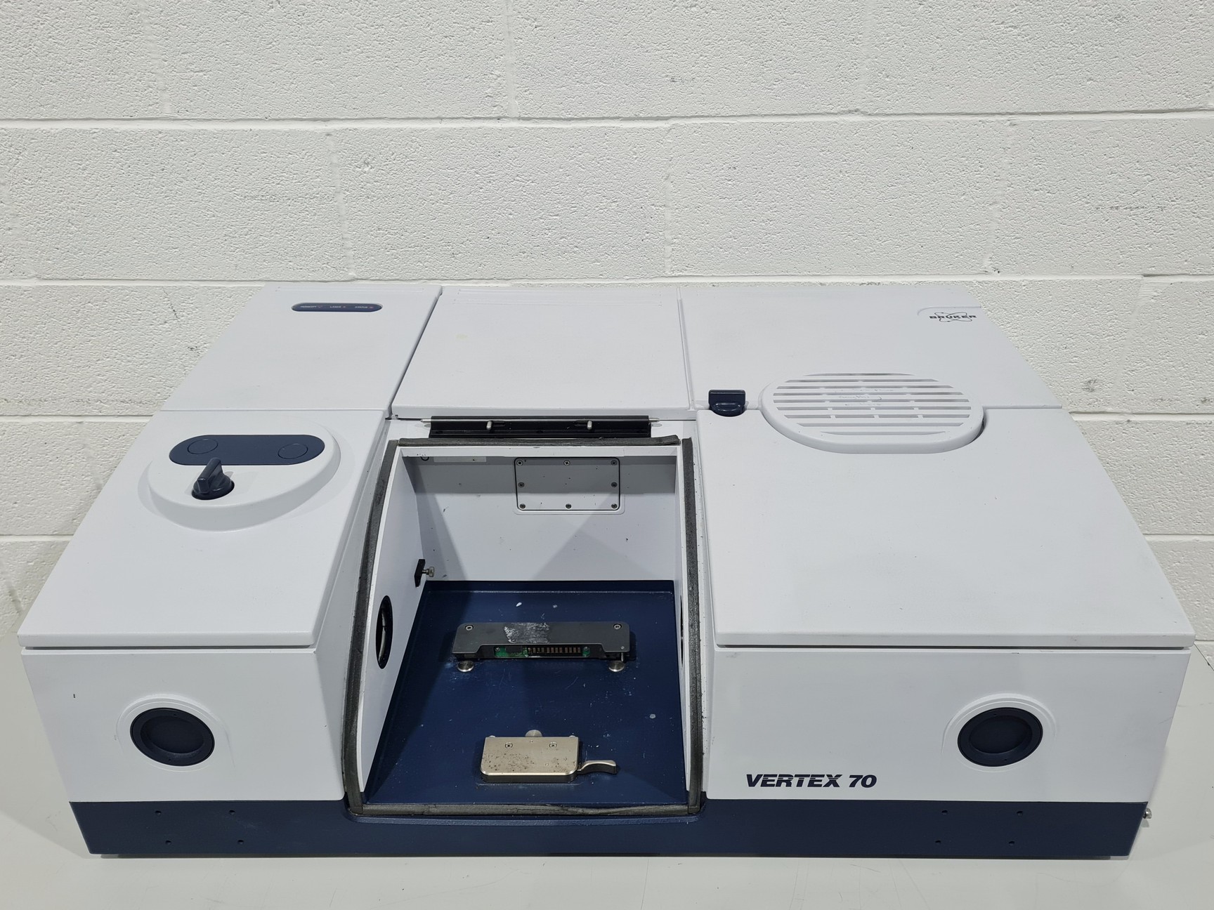 Image of Bruker Vertex 70 (FT-IR) Spectrometer Lab