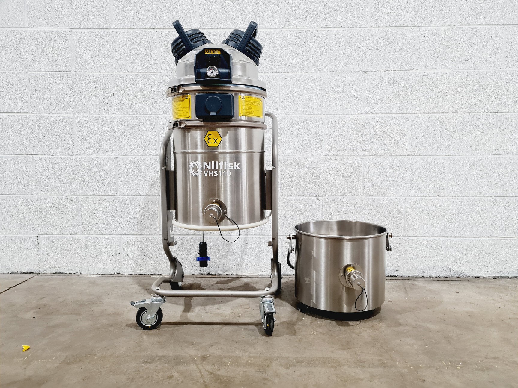 Image of Nilfisk VHS110 Z22 EXA XXX AU SBS Industrial Vacuum Cleaner W/ Accessories 2021