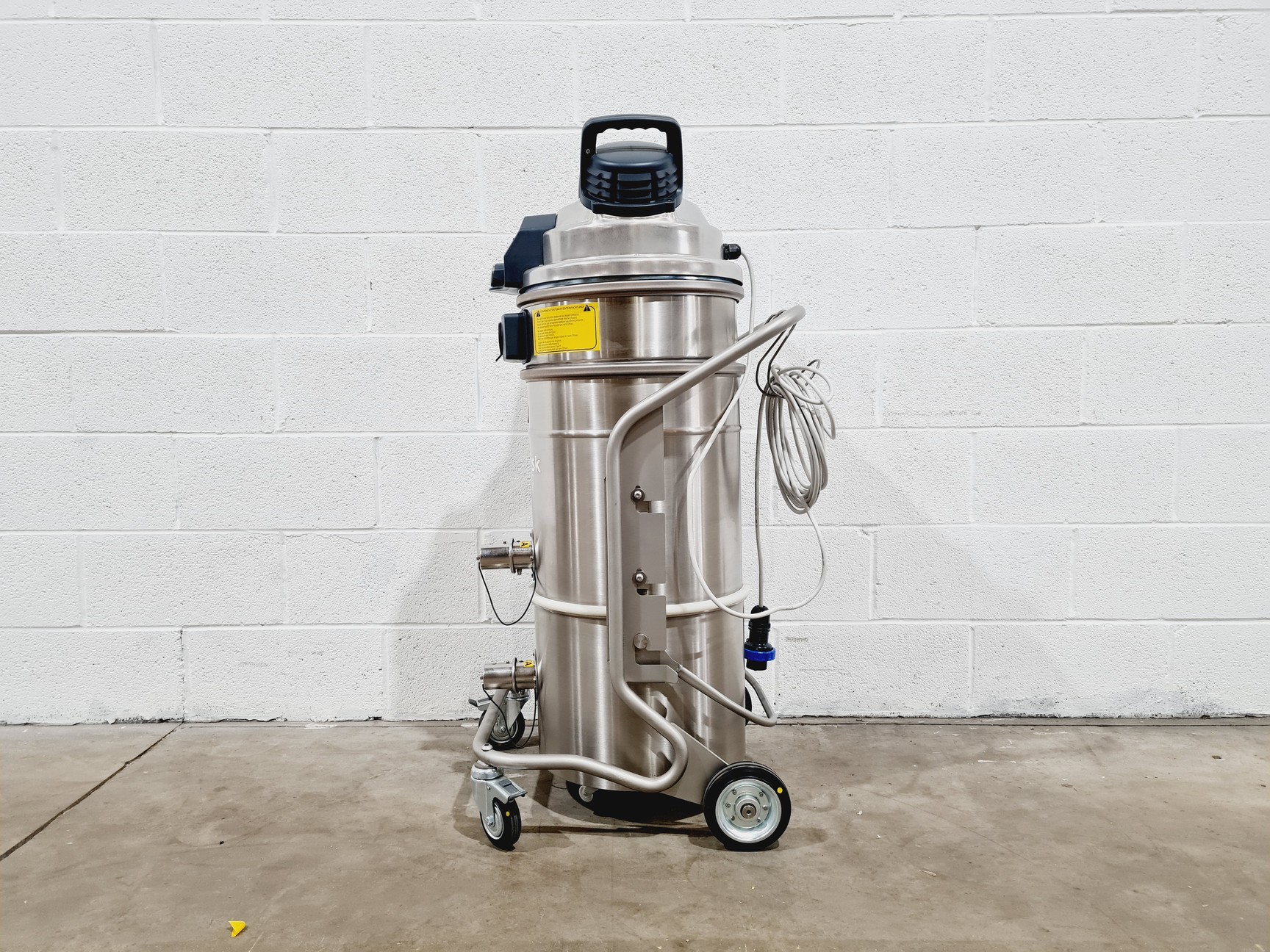 Image of Nilfisk VHS110 Z22 EXA XXX AU SBS Industrial Vacuum Cleaner W/ Accessories 2021