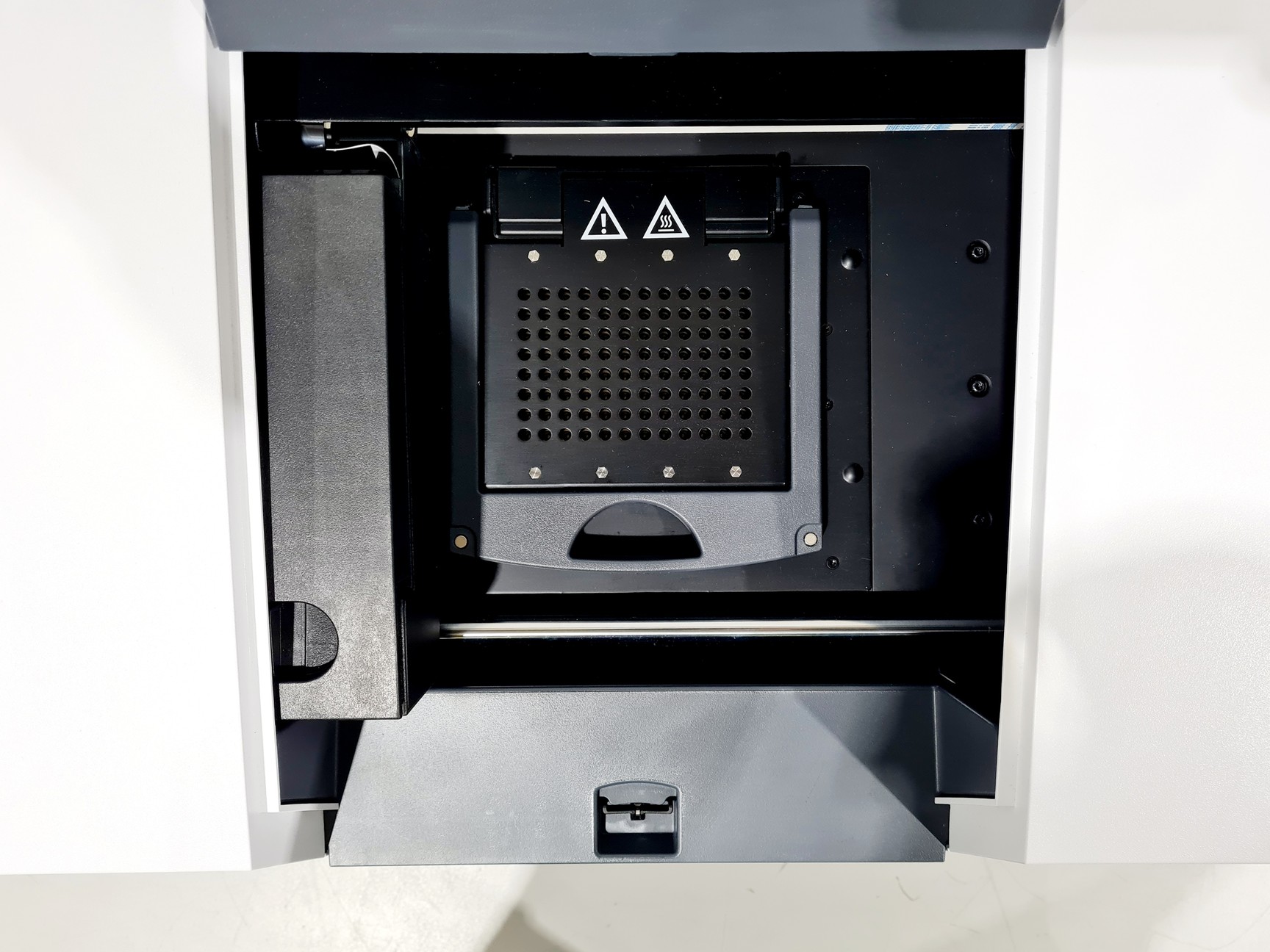Image of Agilent AriaMx Real-Time RT-PCR Thermal Cycler System 2019 Lab