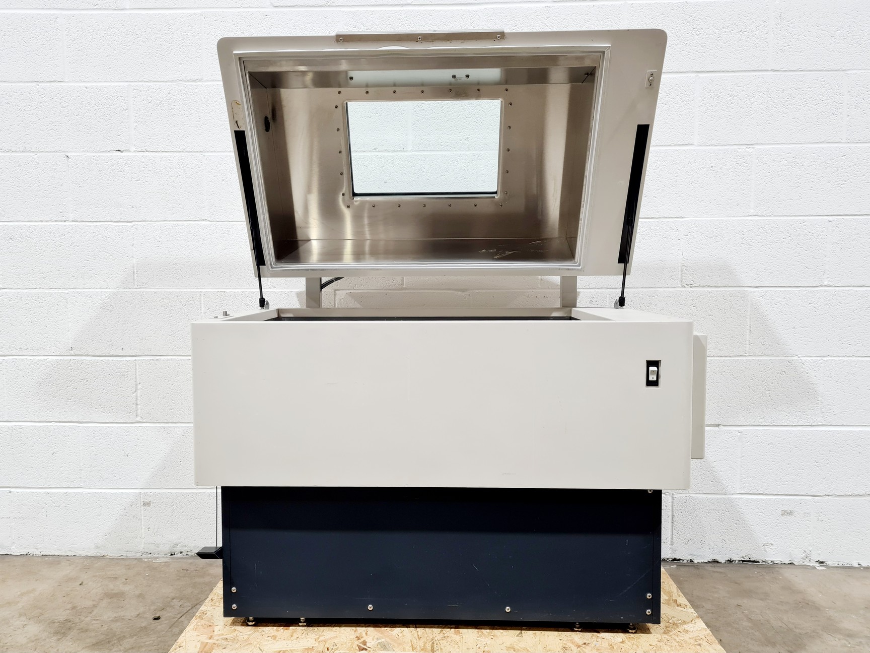 Image of New Brunswick Scientific Innova 4330 Shaking Incubator 