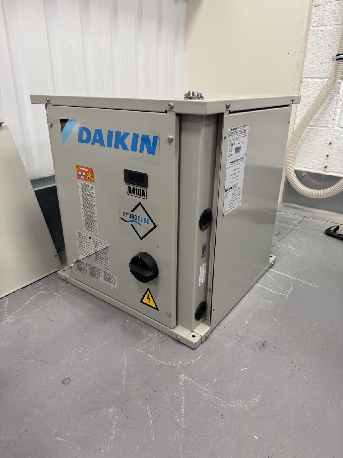Image of Daikin EWLQ033KCW1N Hydrocube Condenser-less Chiller – 28kW Nominal Cooling Duty
