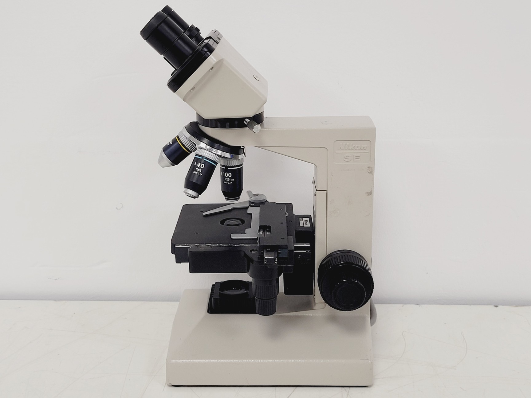 Image of Nikon SE Compound Microscope w/ 4 x Objectives (4x/10x/40x/100x)