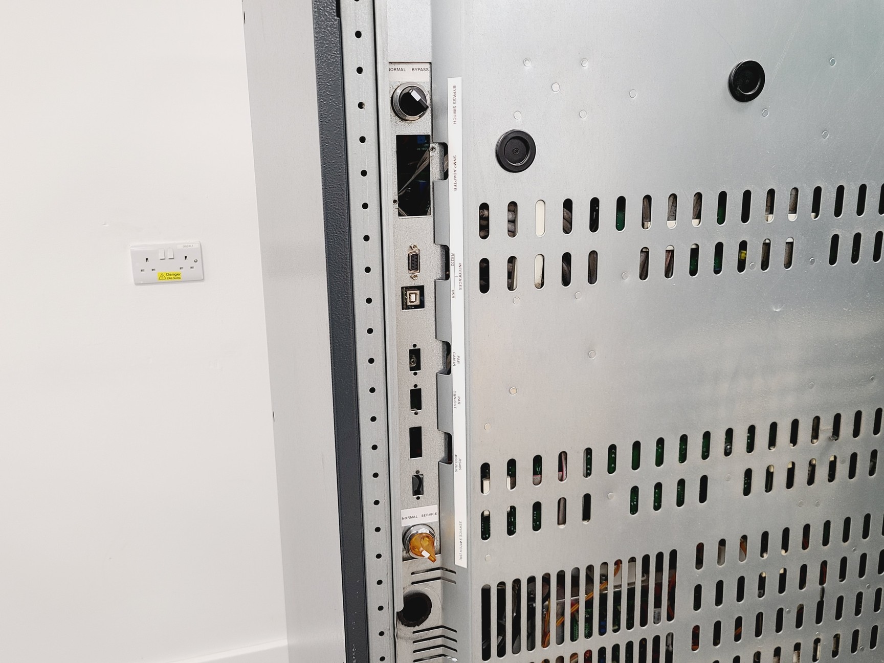 Image of Borri B9000FXS Uninterruptible Power Supply w/ Extension Module