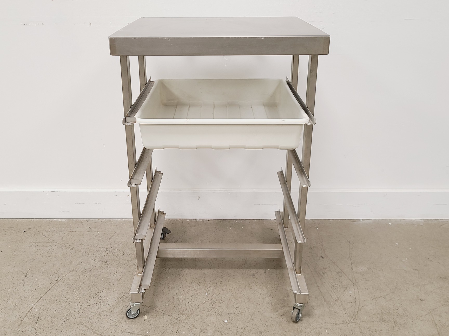 Image of Mobile Metal 3-Shelf Utility Cart w/ 1 x Grey Plastic Tray