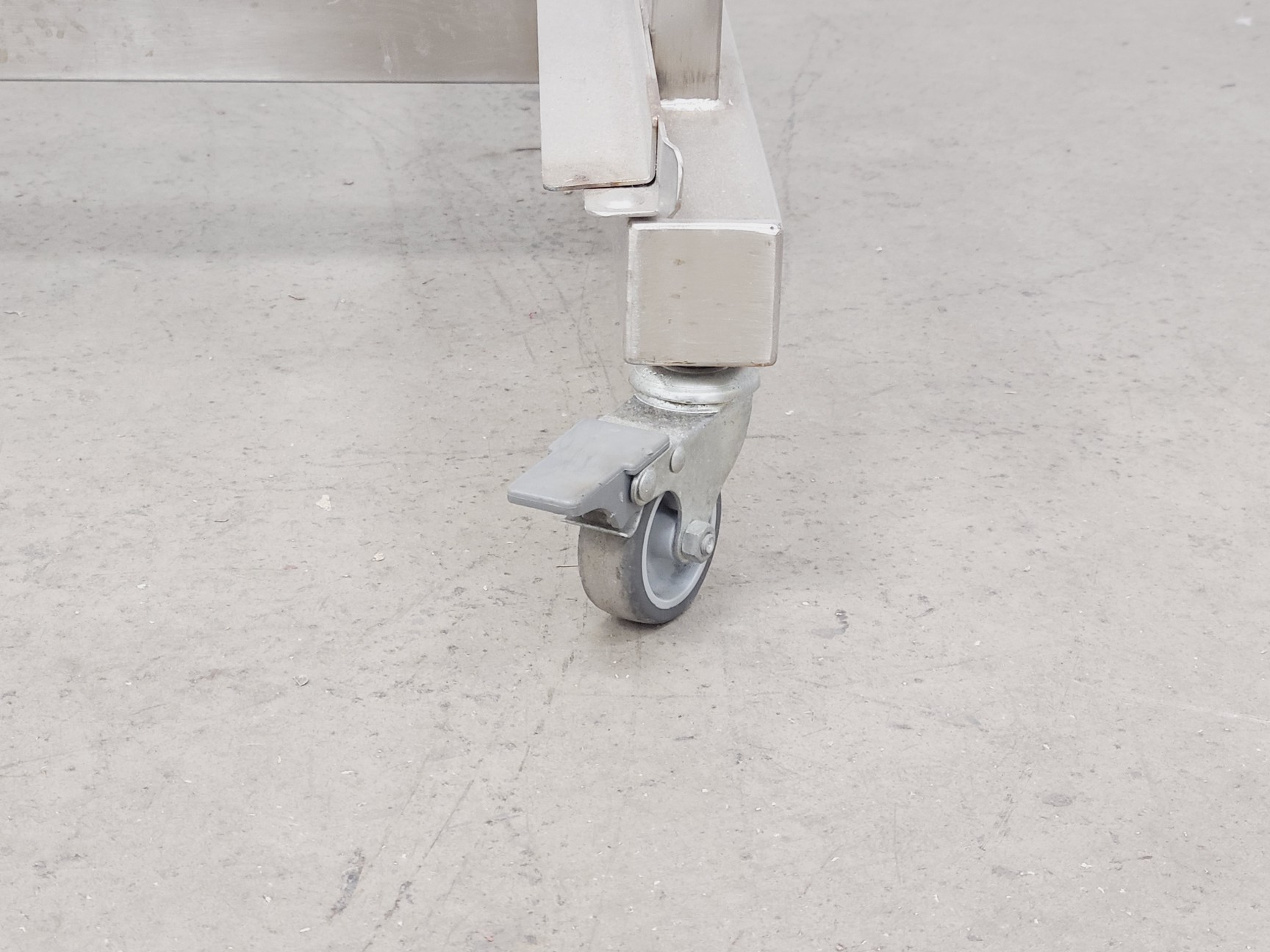 Image of Mobile Metal 3-Shelf Utility Cart w/ 1 x Grey Plastic Tray