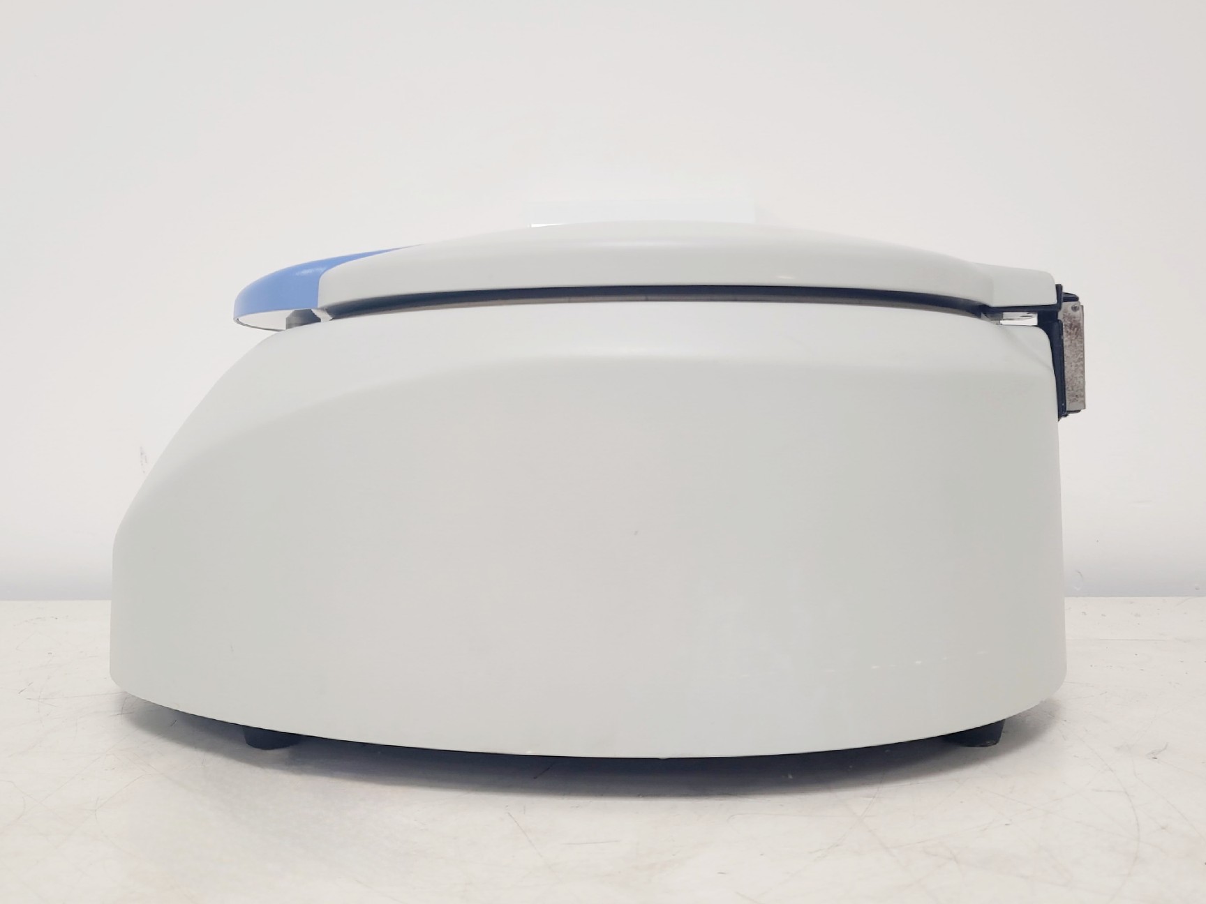 Image of Grant-bio Laboratory Centrifuge Model LMC-3000 w/ R2 Rotor 2000rpm Max