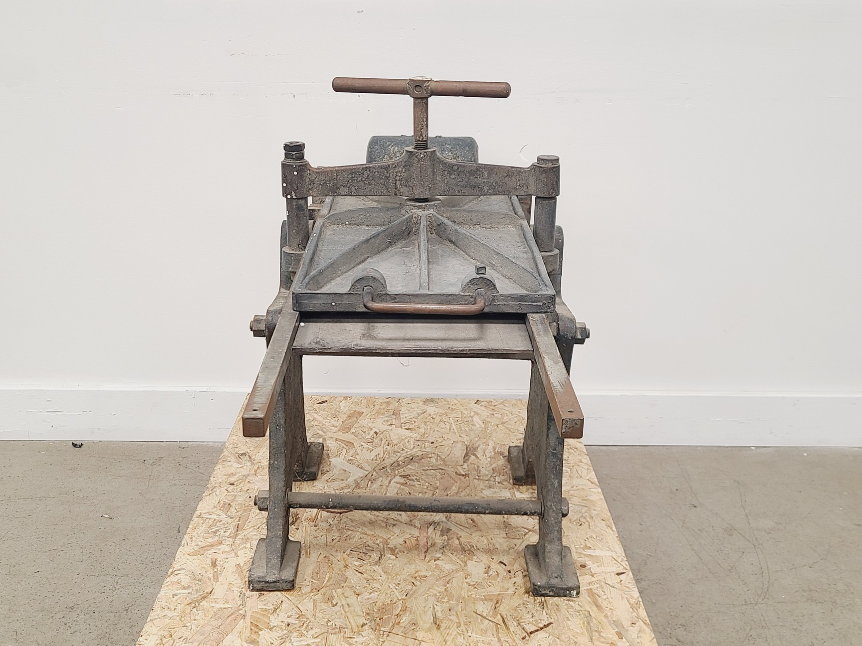 Image of HW&Co London 'Lion' Antique Metal Press