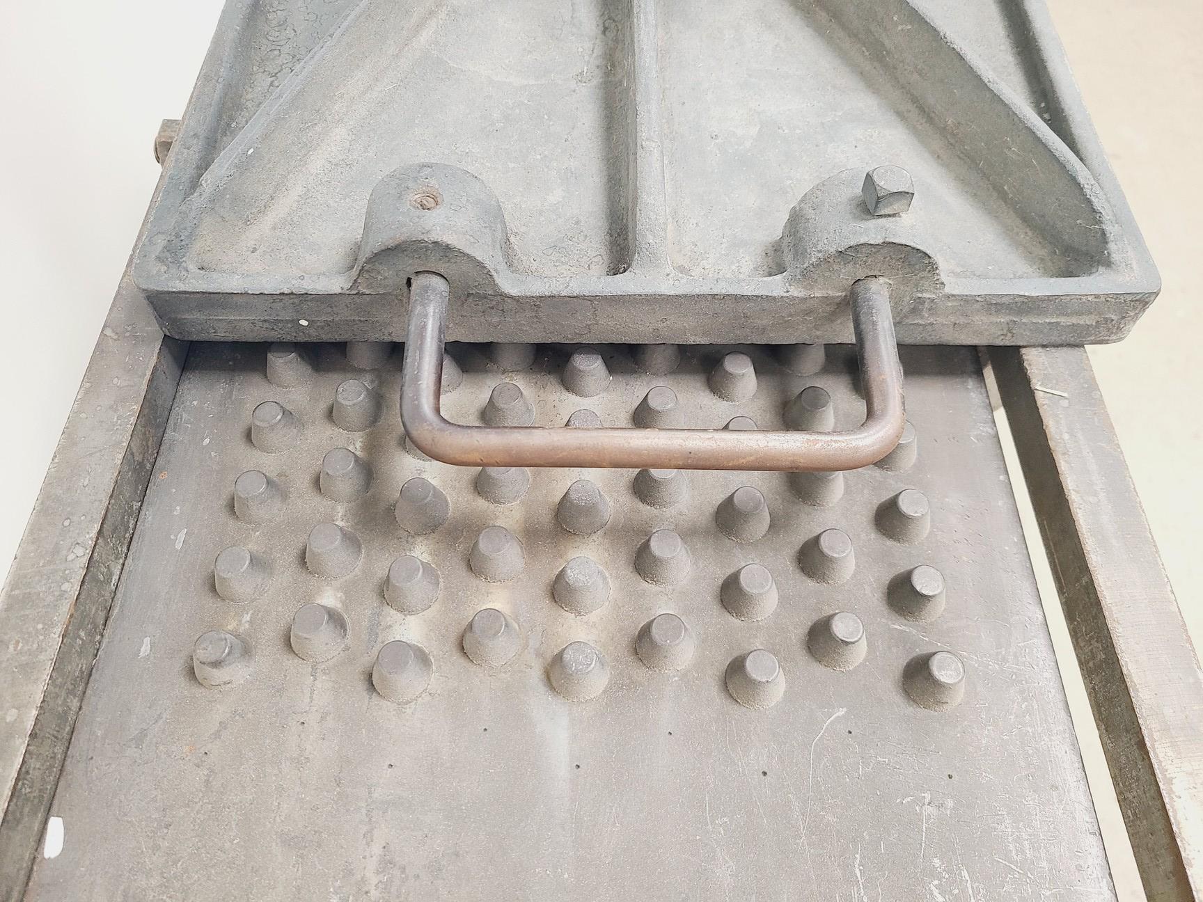 Image of HW&Co London 'Lion' Antique Metal Press