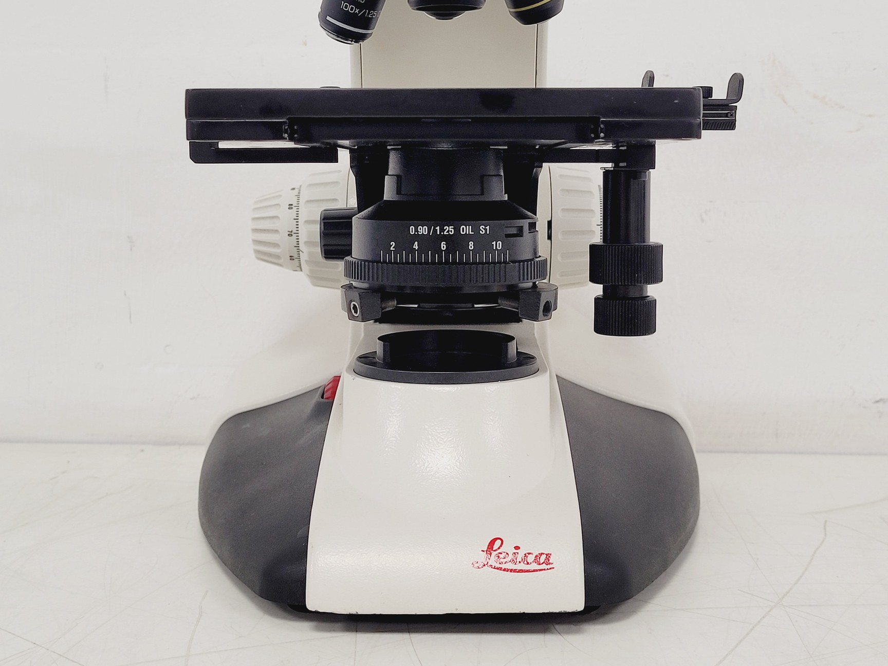 Image of Leica DME Compound Microscope W/ 4x/10x/40x/100x Objectives