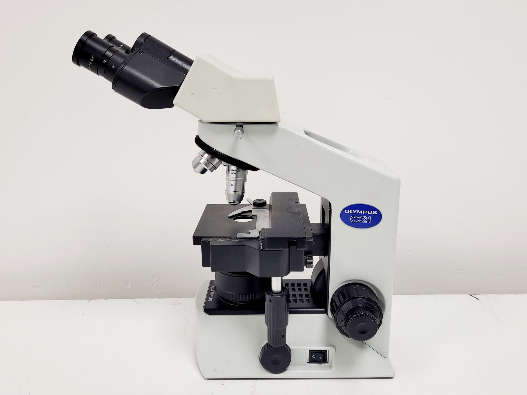 Image of Olympus CX21FS1 Compound Microscope W/ 4x/10x/40x/100x Objectives