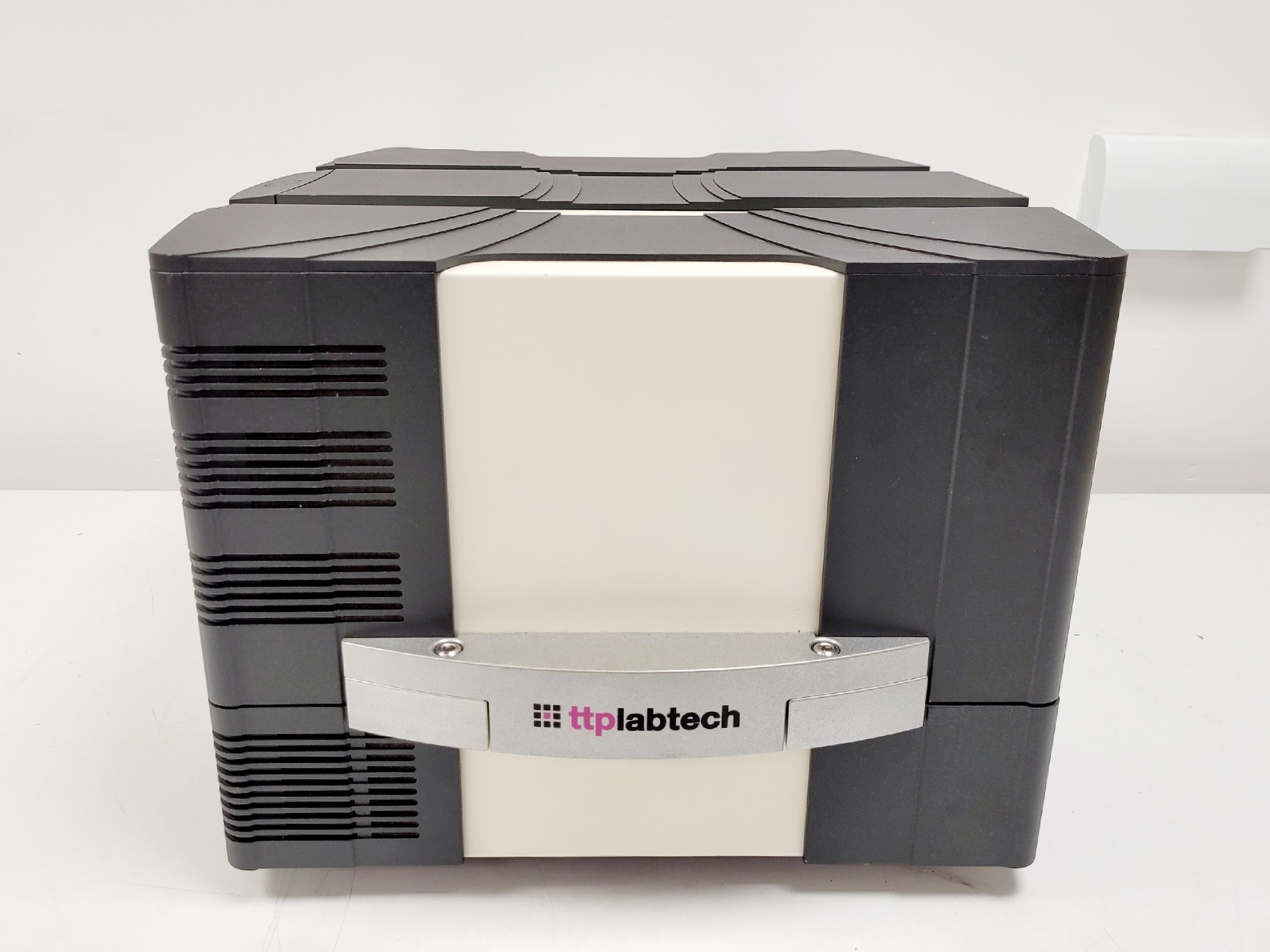 Image of ttplabtech MirrorBall Plate-Based Fluorescence & Microplate Cytometer for HTS