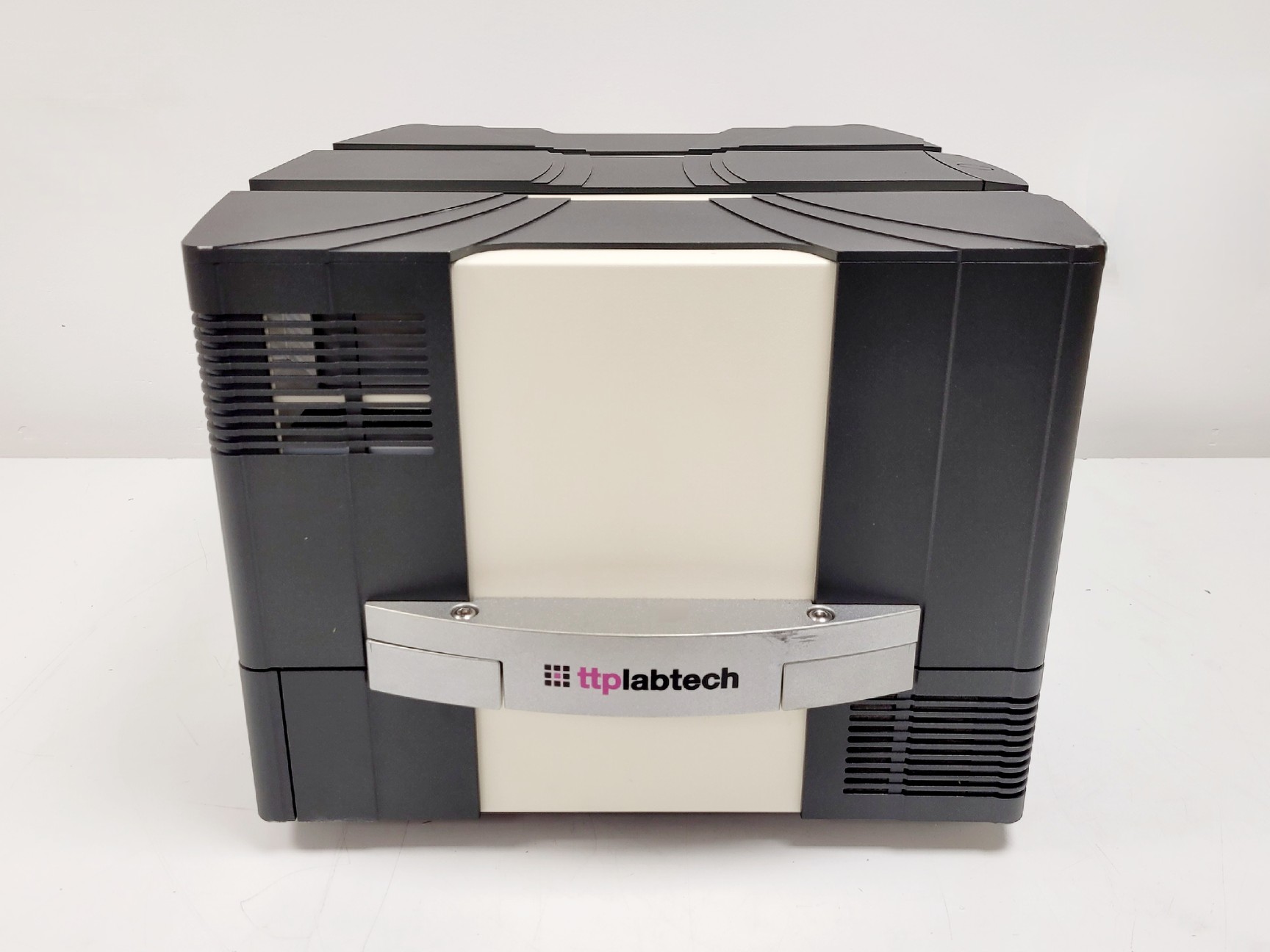 Image of ttplabtech MirrorBall Plate-Based Fluorescence & Microplate Cytometer for HTS