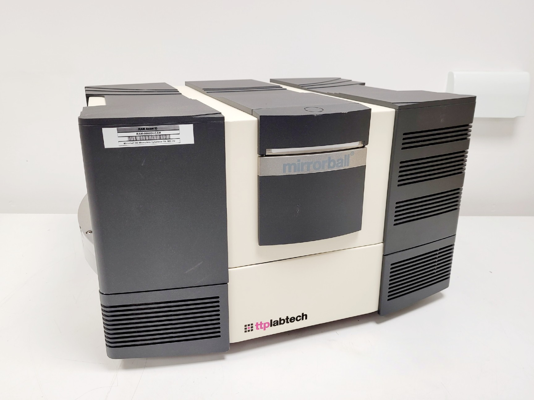 Image of ttplabtech MirrorBall Plate-Based Fluorescence & Microplate Cytometer for HTS