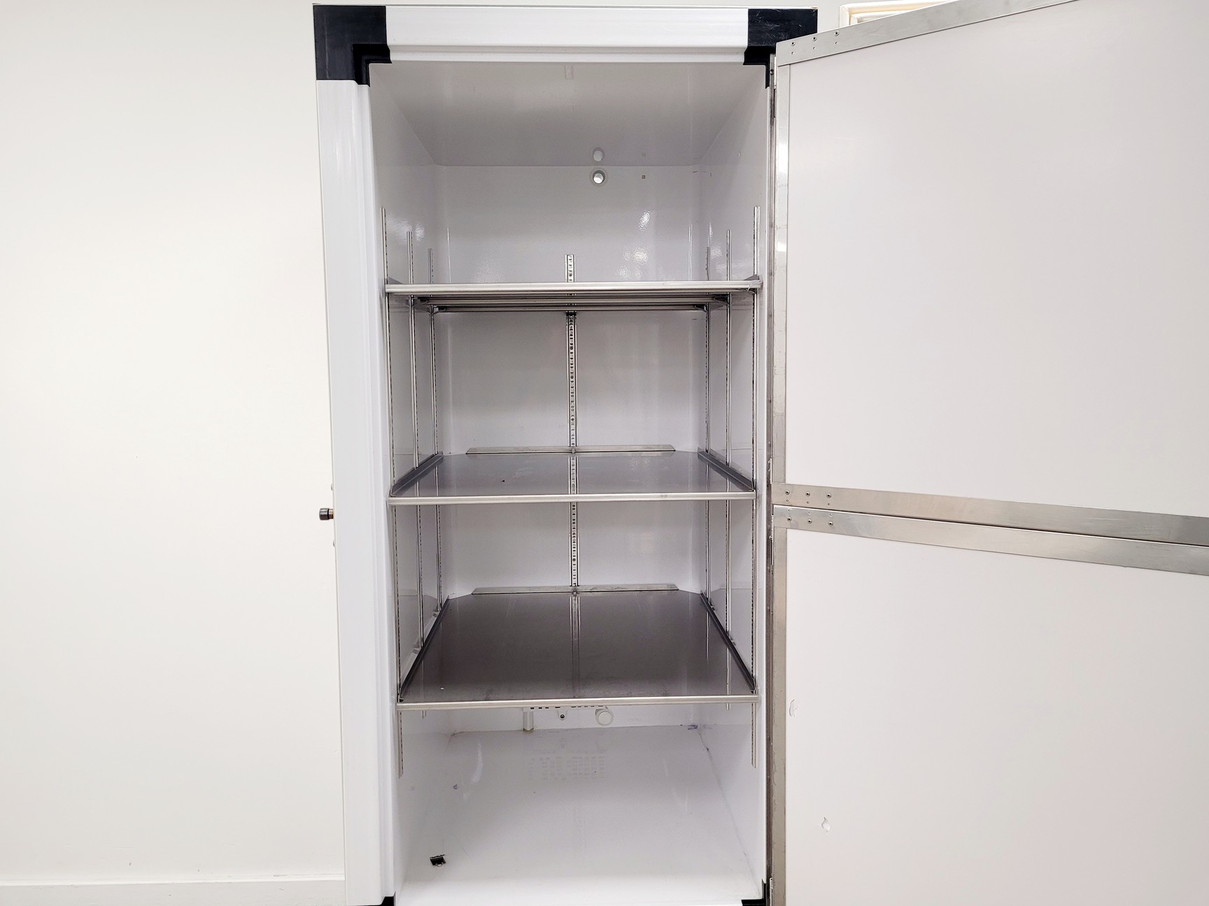 Image of Thermo Scientific TSX Series V Drive TSX400V Ultra Low Freezer Lab
