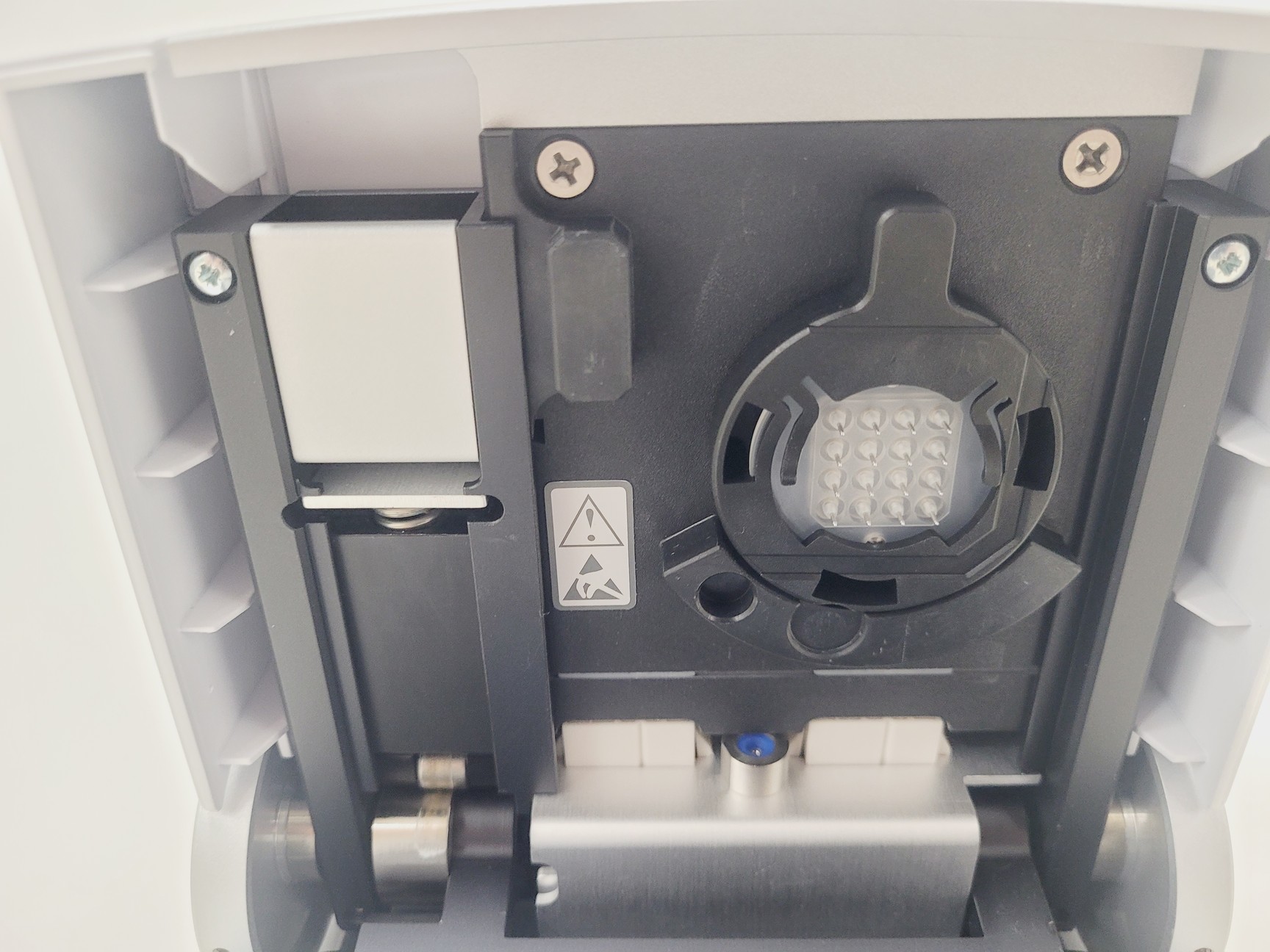 Image of Agilent 2100 Bioanalyzer Electrophoresis System Lab