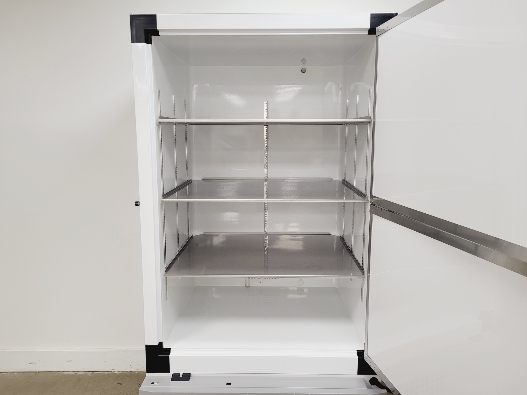 Image of Thermo Fisher Scientific TSX60086V Ultra-Low Temperature Freezer Lab
