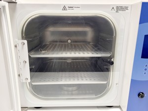 Thumbnail image of Thermo Scientific Midi 40 Model 3404 CO2 Incubator