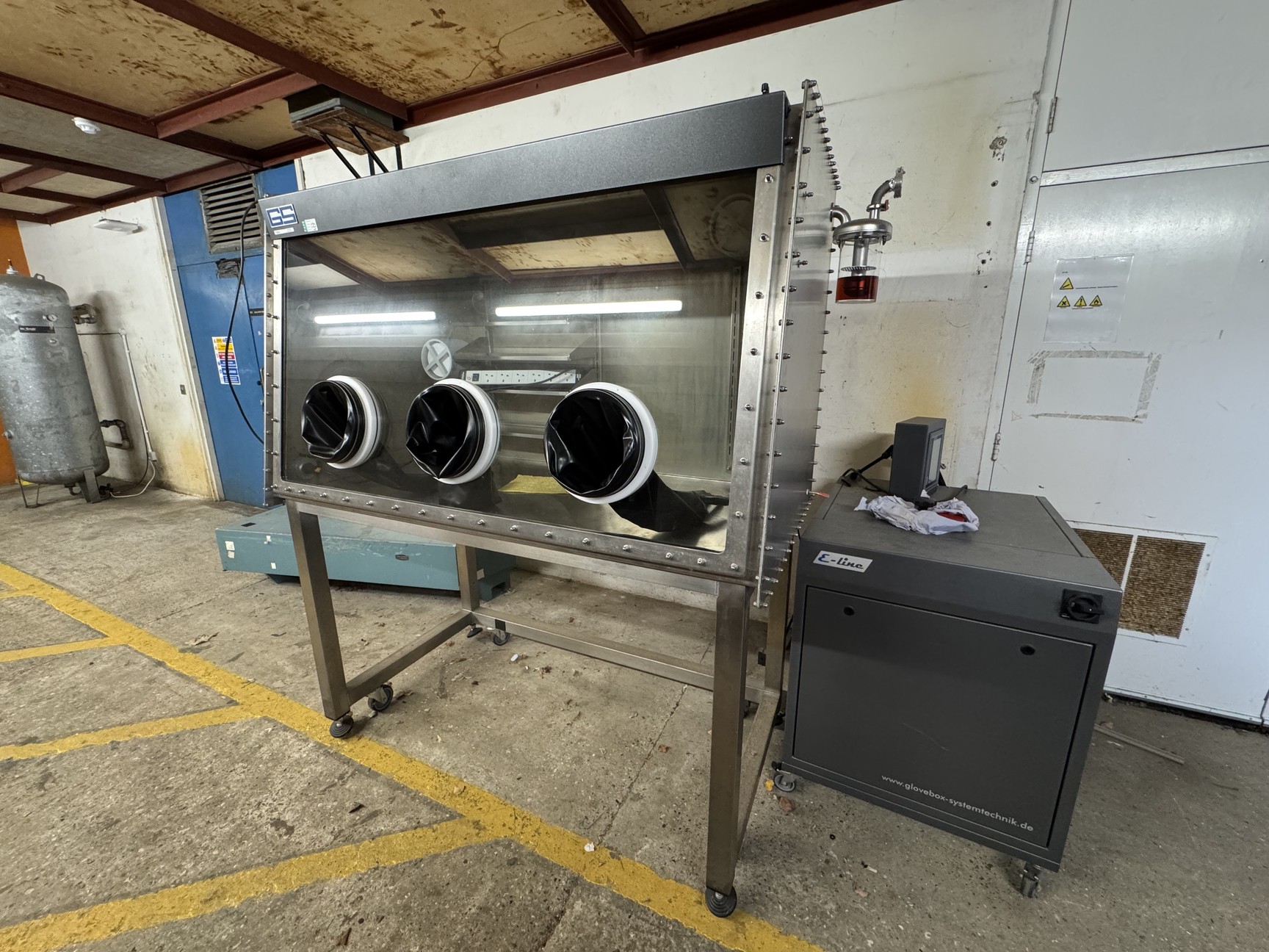 Image of GS Glovebox Systemtechnik Mega 2 Glovebox Lab
